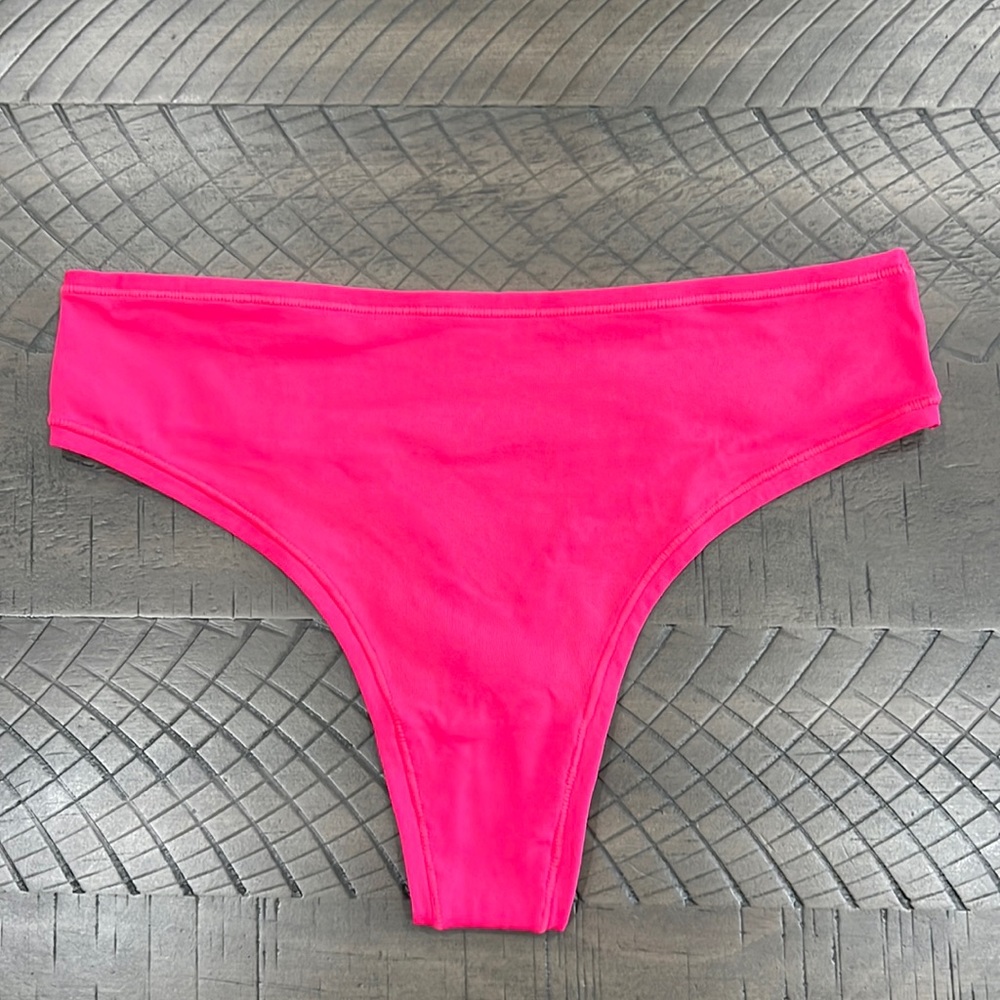 New Skims fits everybody thong. Size XXS in pink